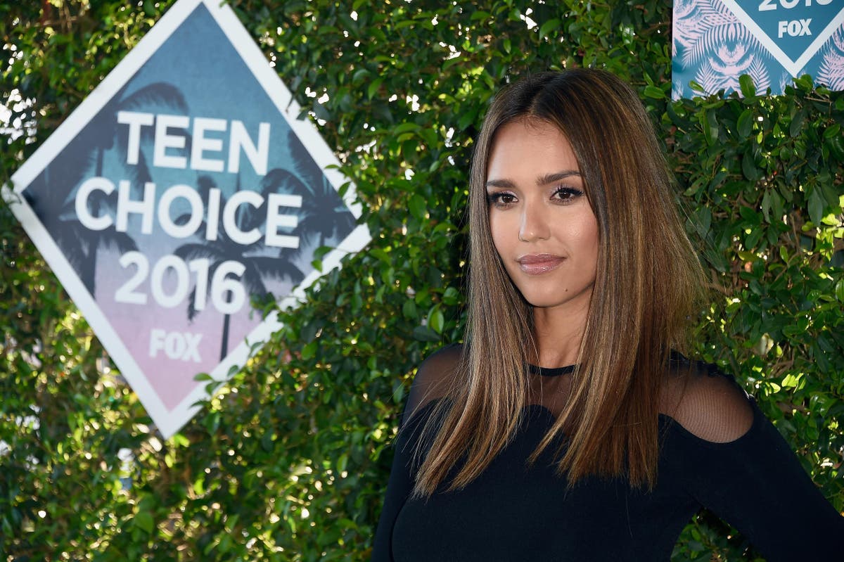 Teen Choice Awards: Jessica Alba Condemns Us Gun Violence In 