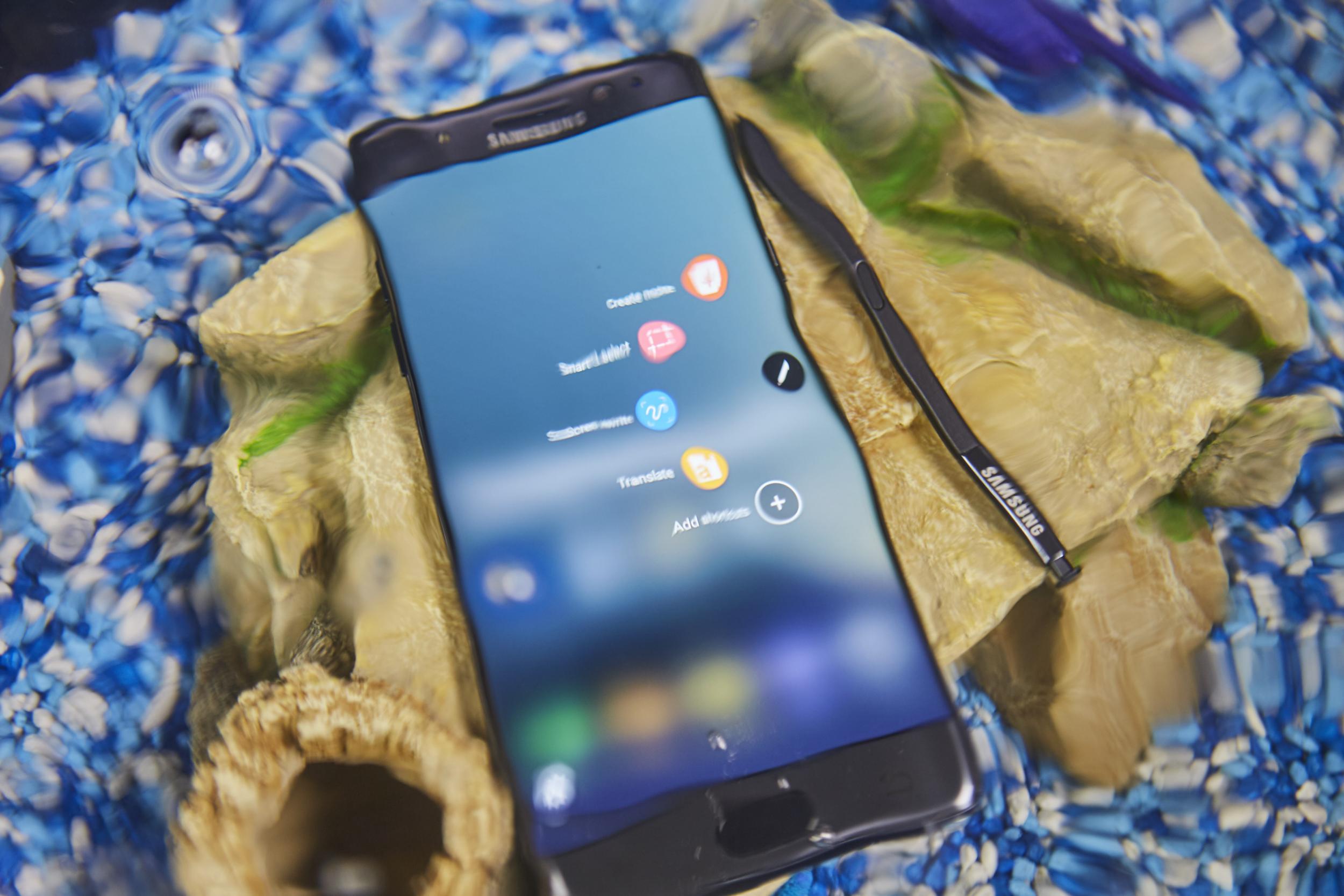 The Galaxy Note 7 – and its stylus – underwater, where it works fine