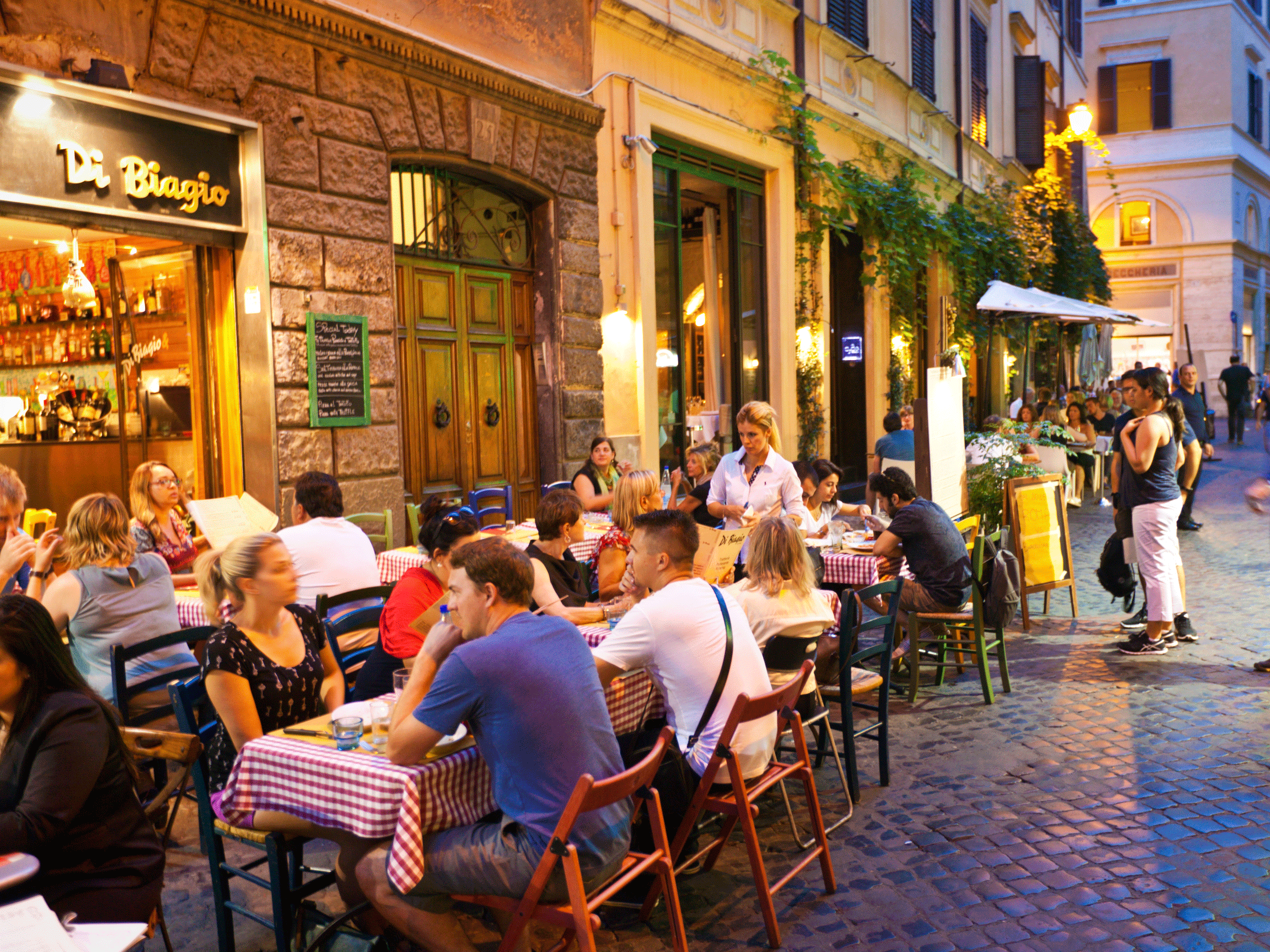 three-christmas-traditions-in-italy-food-family-and-that-weird-bread