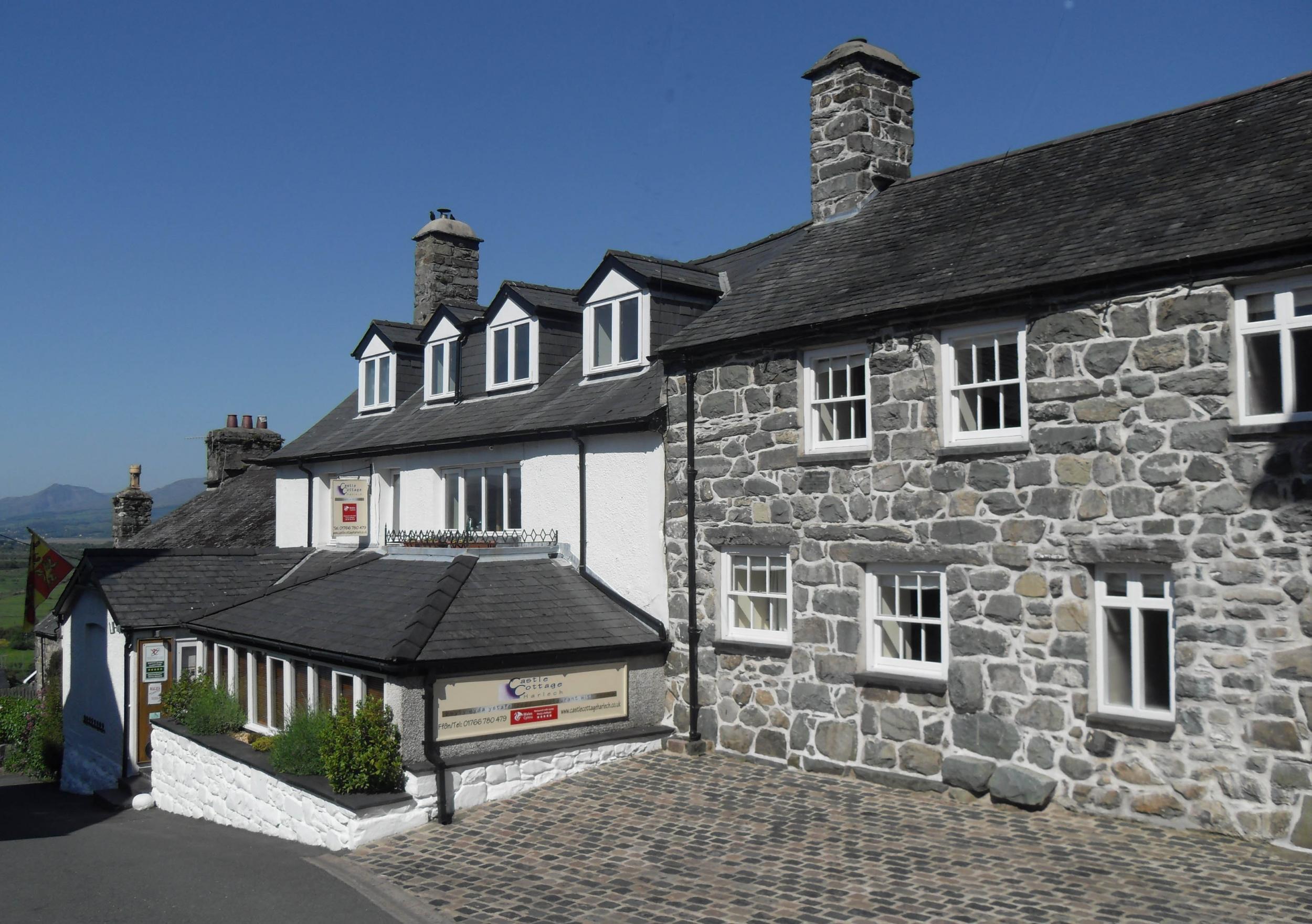 This restaurant with rooms sits just above Royal St David’s golf course