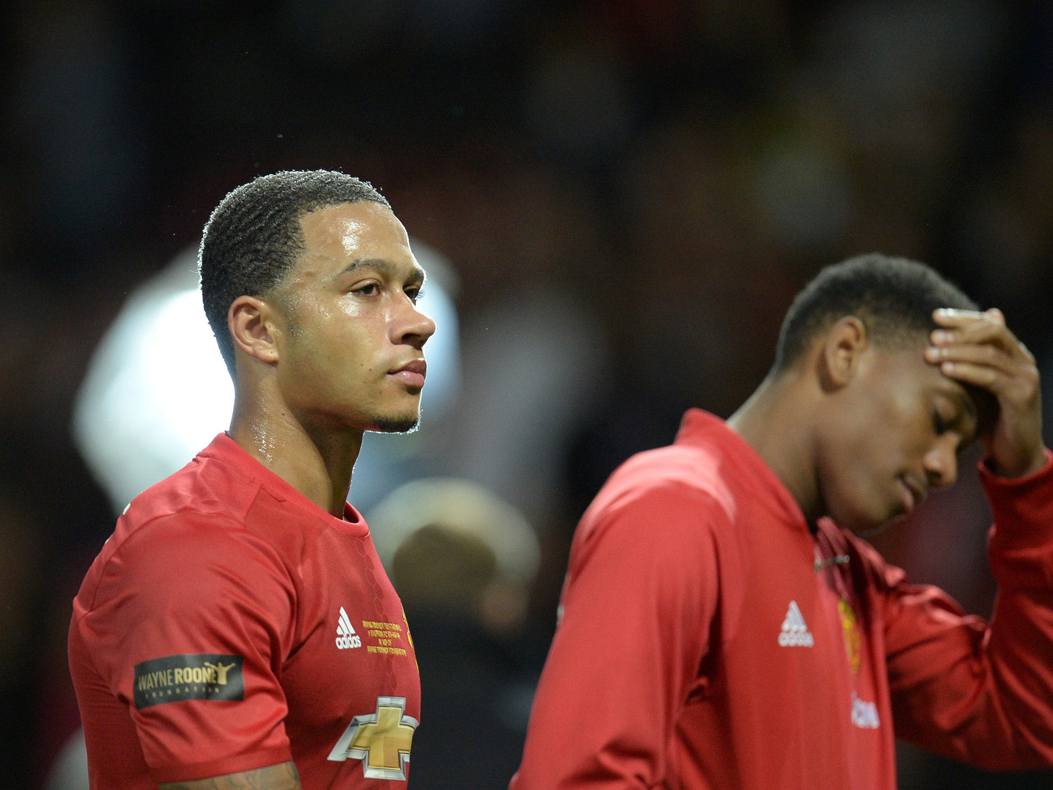Memphis Depay's bicycle kick attempt didn't go according to plan