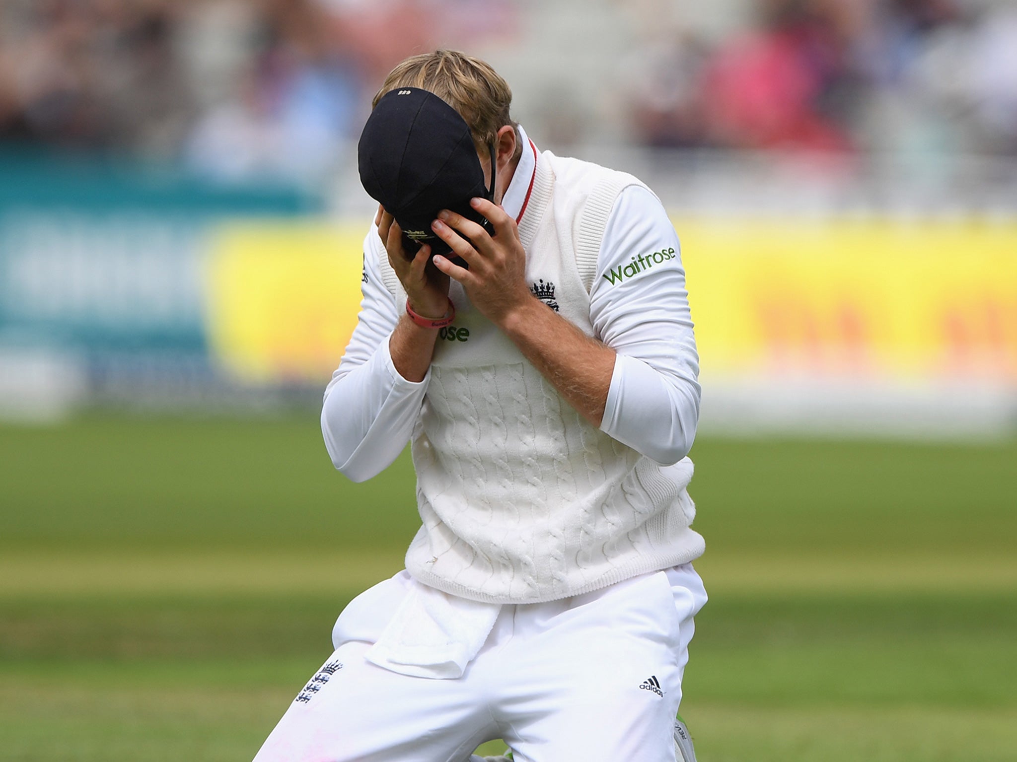 Root reacts after dropping Azhar off Anderson's bowling