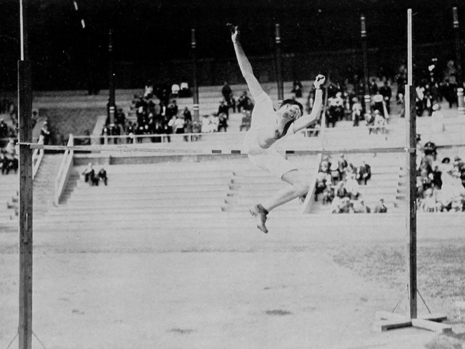 Alma Richards on the way to win the gold medal