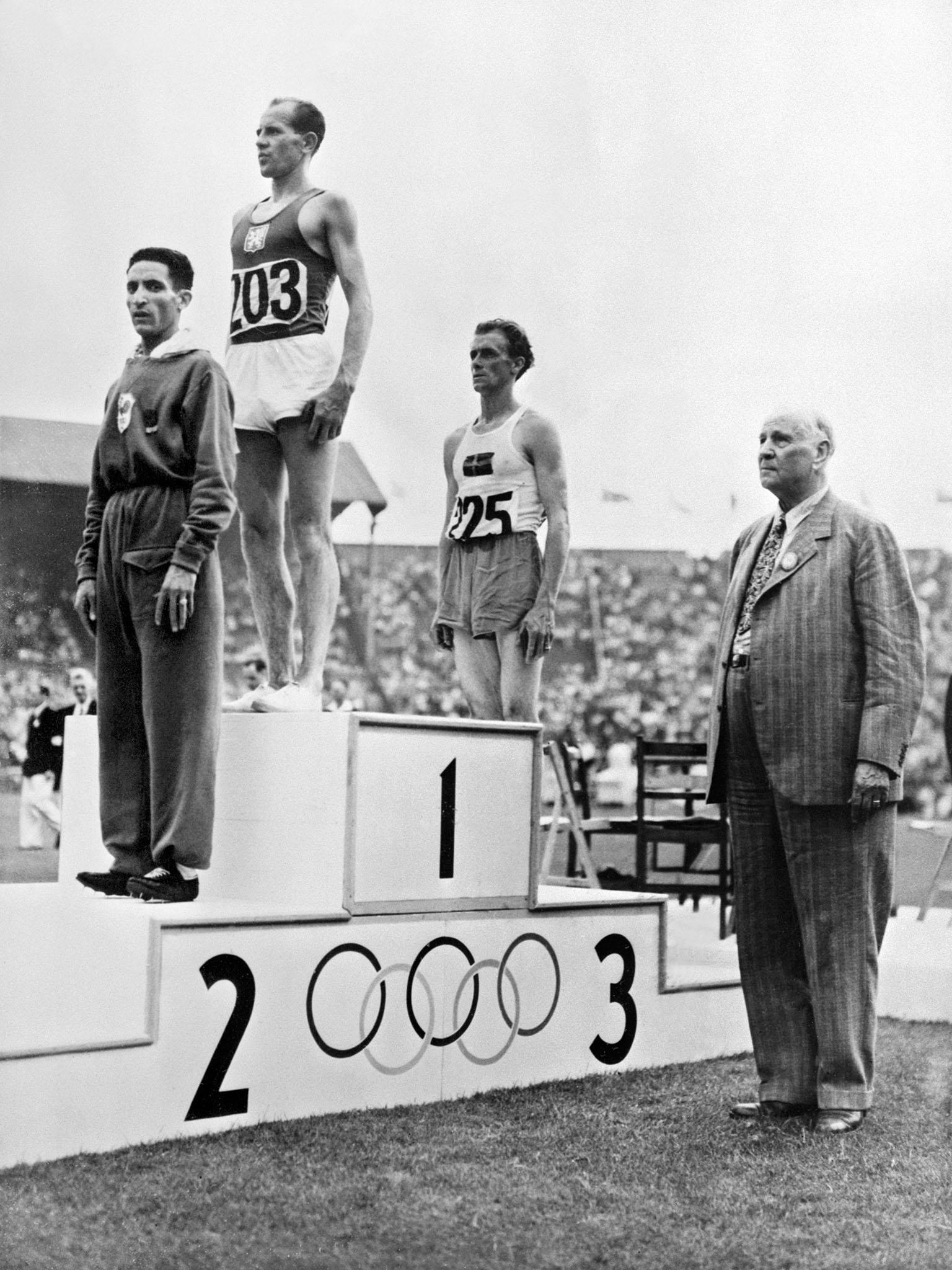 Zatopek (centre), Mimoun (left) and Swede Bertil Albertsson on the podium at the London Olympics of 1948