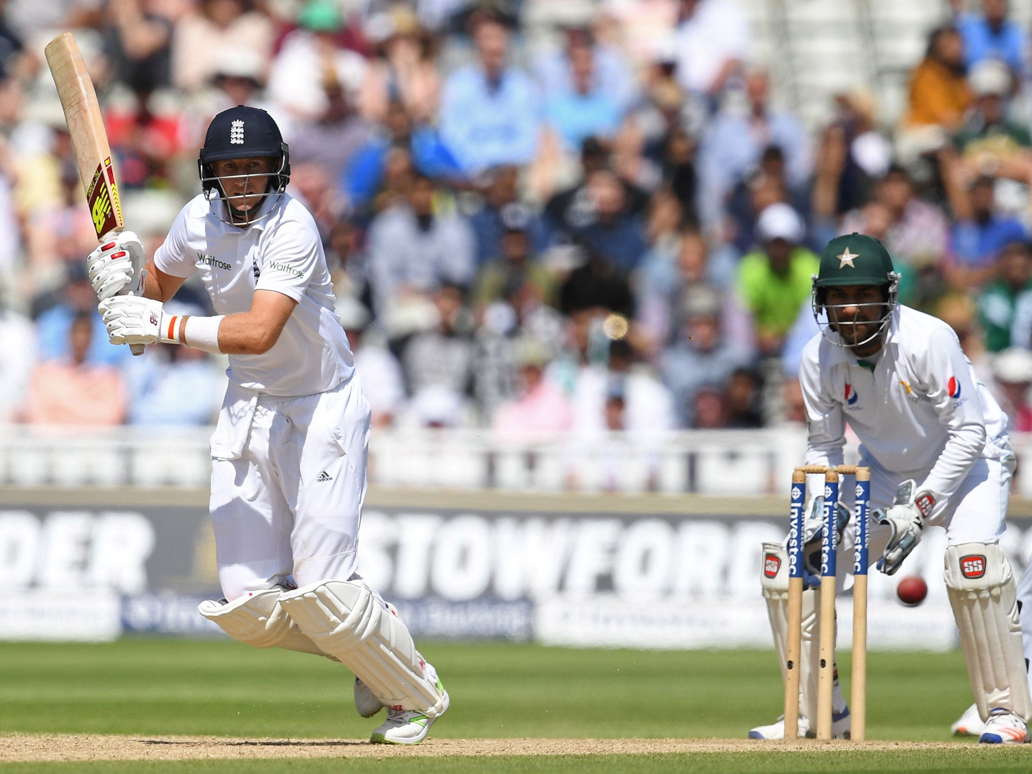 Joe Root steered England to an 80-run lead at lunch