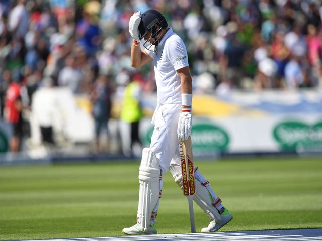 Joe Root trudges off after being out for 62