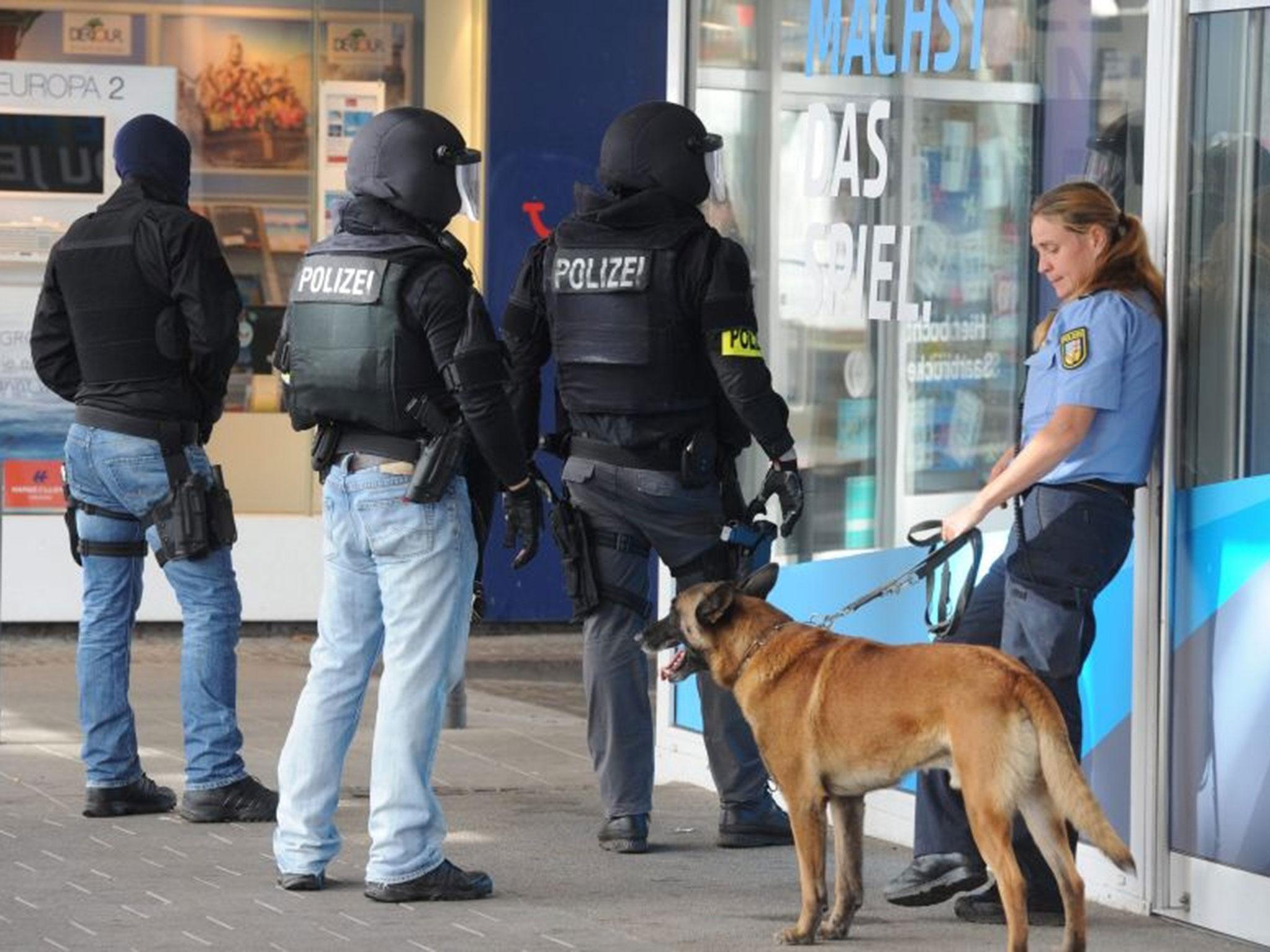 Riot police wait out the front of a restaurant in the center of Saarbruecken where an injured and reportedly armed man has barricaded himself, in Saarbruecken, Germnay, 7 August, 2016