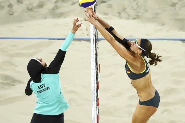 Doaa Elghobashy of Egypt and Kira Walkenhorst of Germany compete