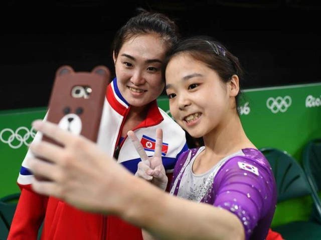 Hong Un Jobg and Lee Eun Ju pose for a selfie