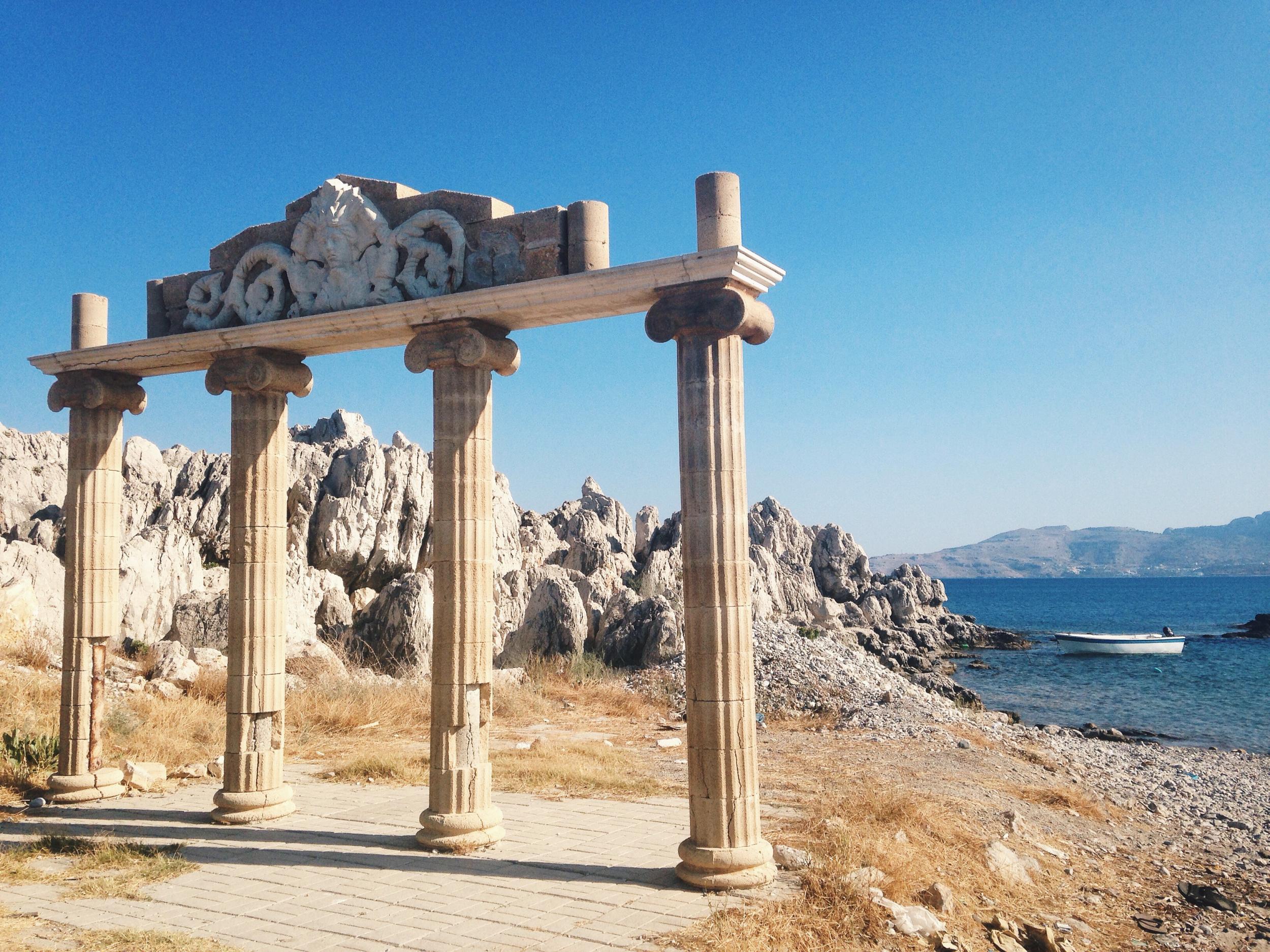 At Haraki Bay you can admire ancient ruins as well as the view out to sea