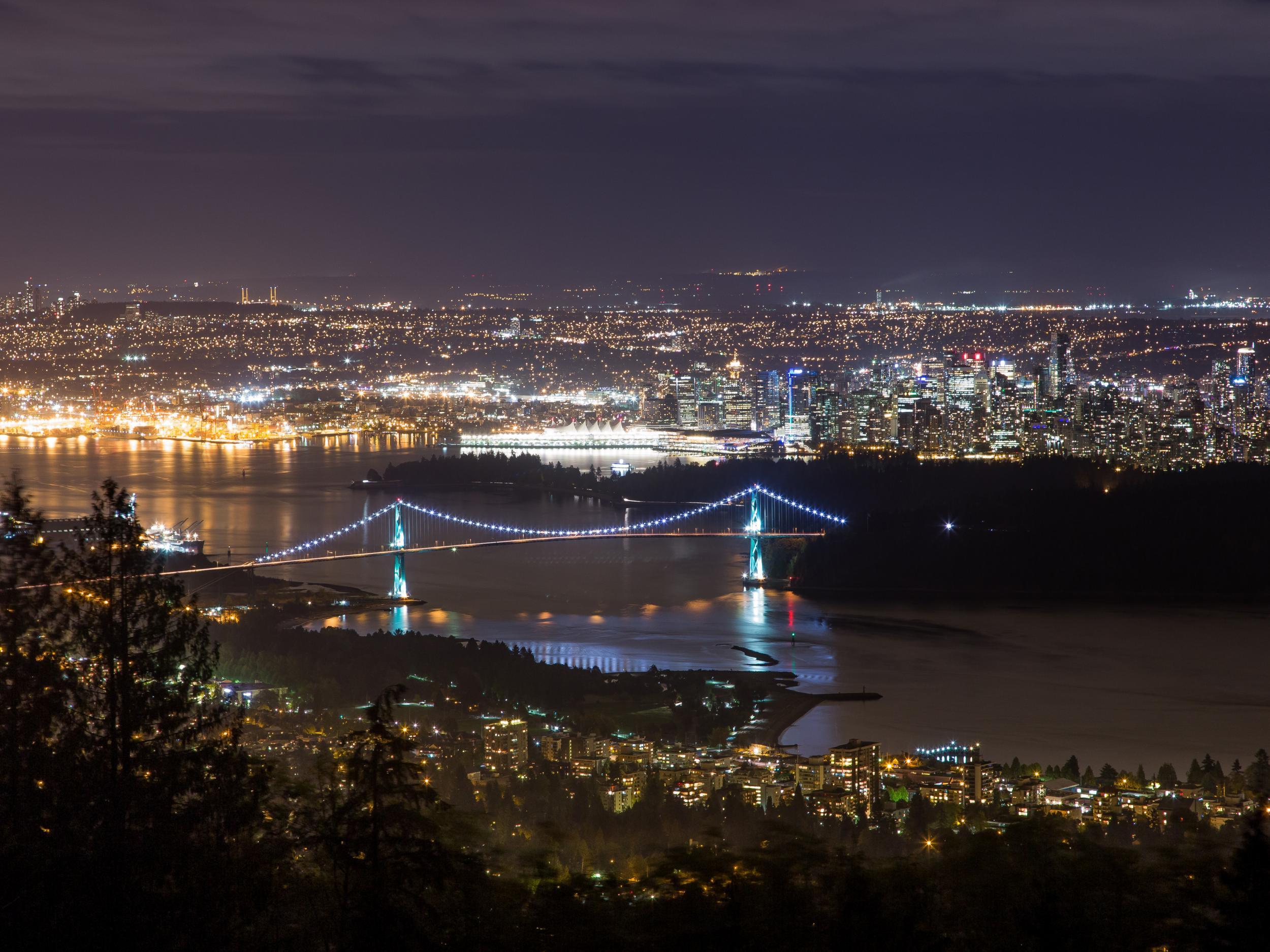 Ambleside Park gives great views over the Lions Gate Bridge and downtown Vancouver, especially after sunset