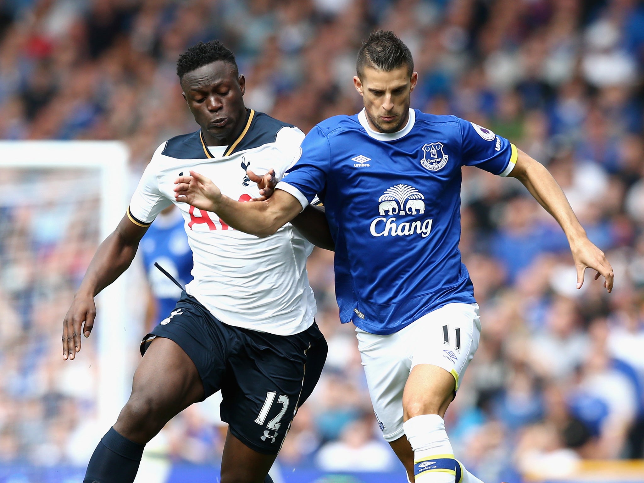 Victor Wanyama and Kevin Mirallas battle for the ball at Goodison Park