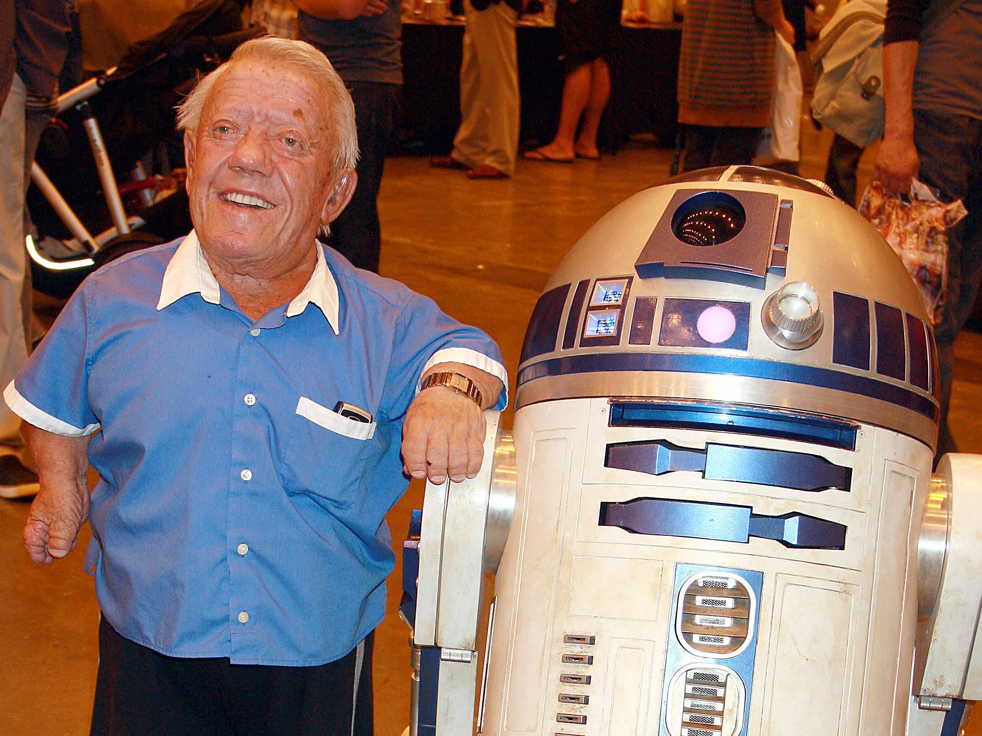 Kenny Baker with R2-D2 at the London Film and Comic Convention