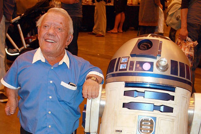 Kenny Baker with R2-D2 at the London Film and Comic Convention