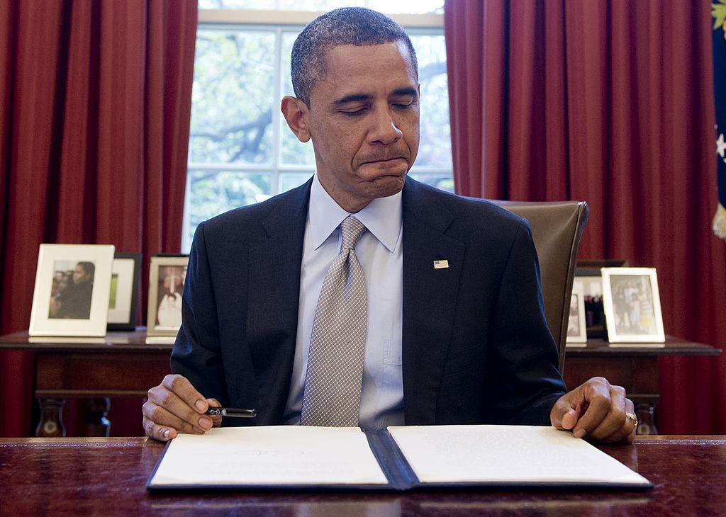 barack obama reading a book