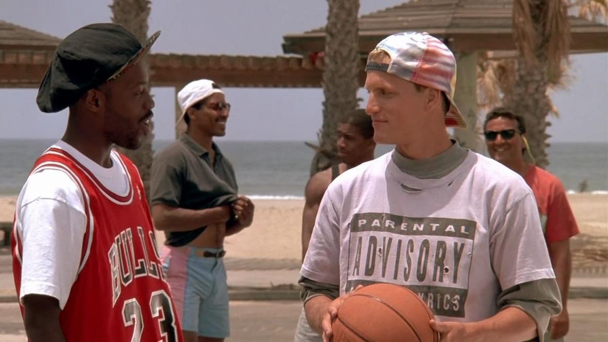 Белые люди не умеют прыгать. Не белый человек. Вуди харрельсон баскетбол. Белые люди не умеют прыгать (1992). Не белый человек.