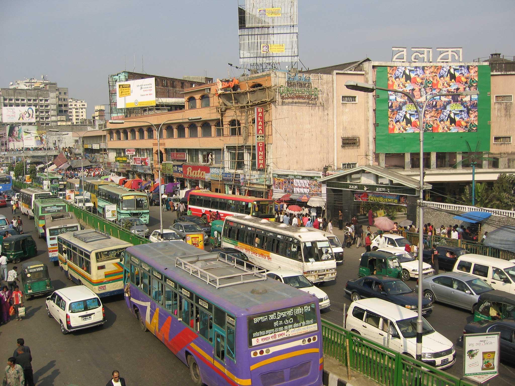 The crowded streets of Dhaka, where there is no metro