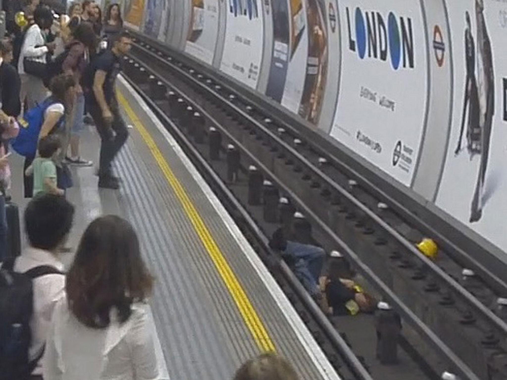 Police praise heroic passenger who jumped on Tube tracks to save man's ...