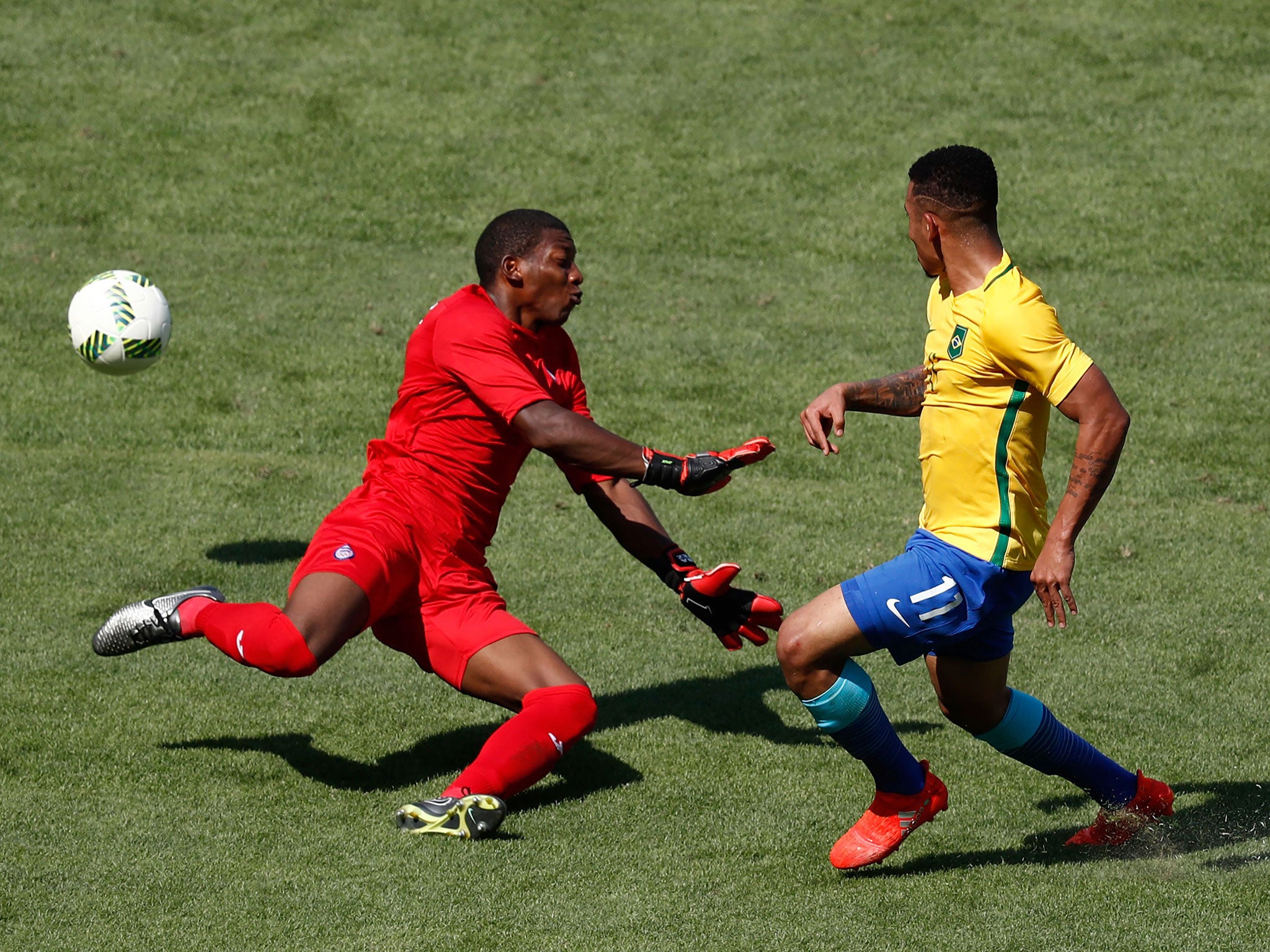 City's Gabriel shoots past Honduras' Luis Lopez