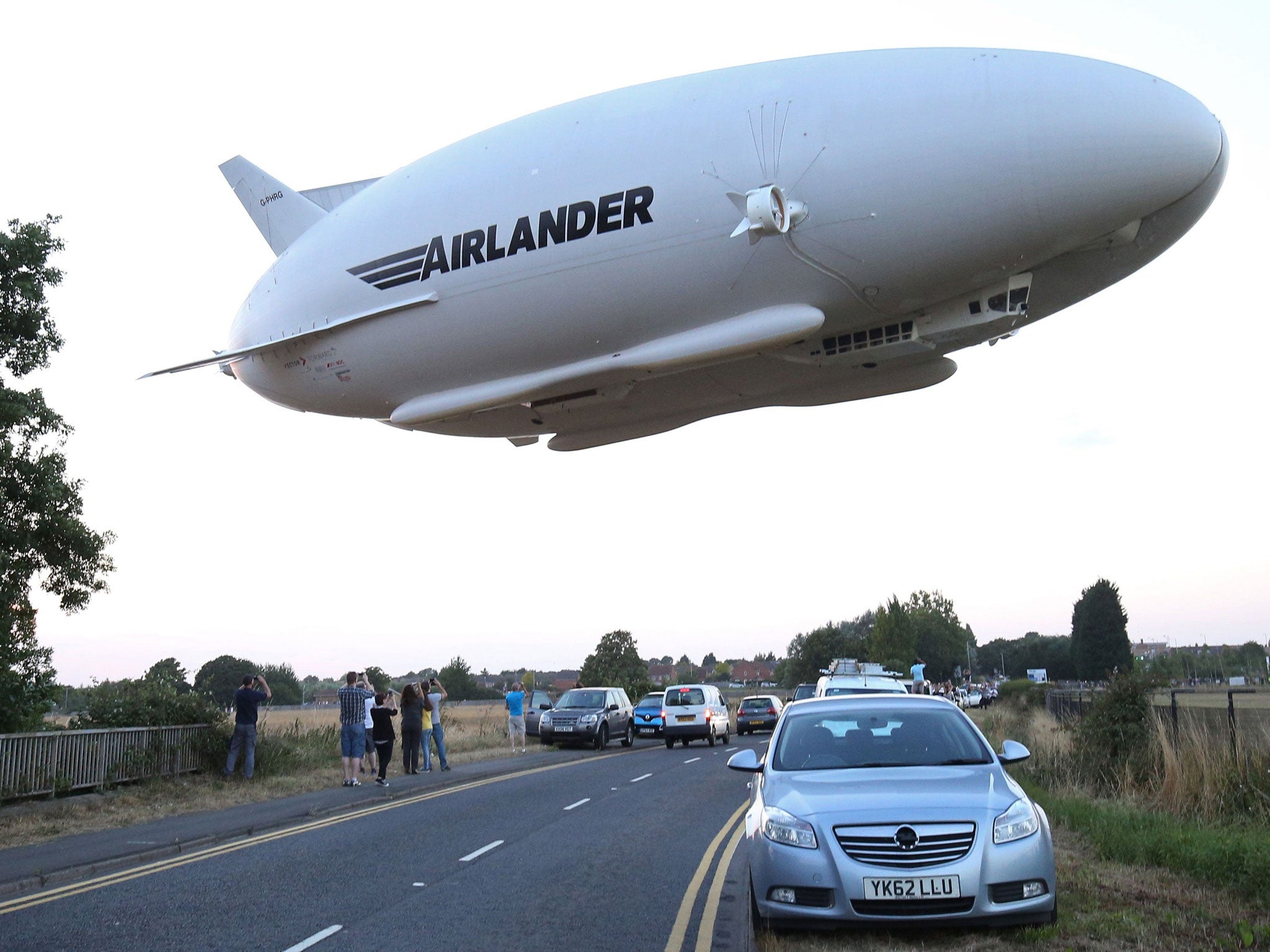 Airlander 10 World S Biggest Aircraft Has Maiden Flight The Independent