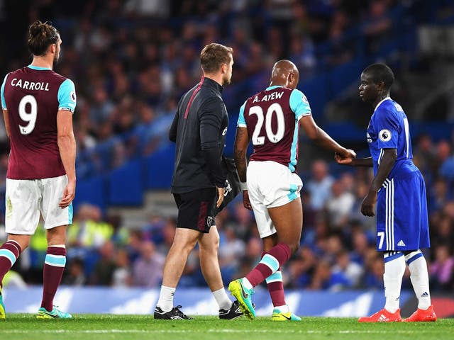 Andre Ayew leaves the pitch at Stamford Bridge through injury