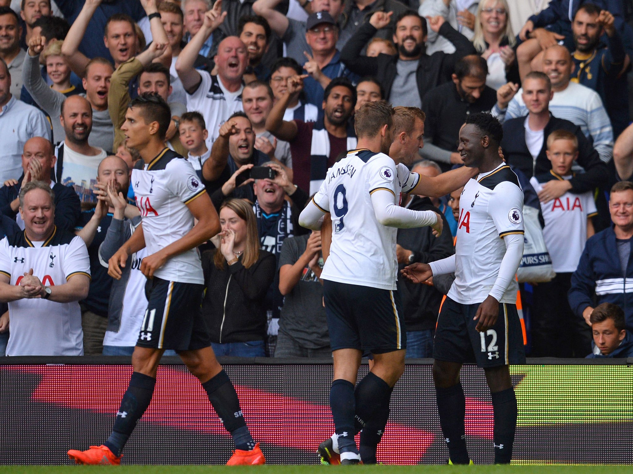 Victor Wanyama celebrates with his Tottenham teammates after scoring the winner against Crystal Palace