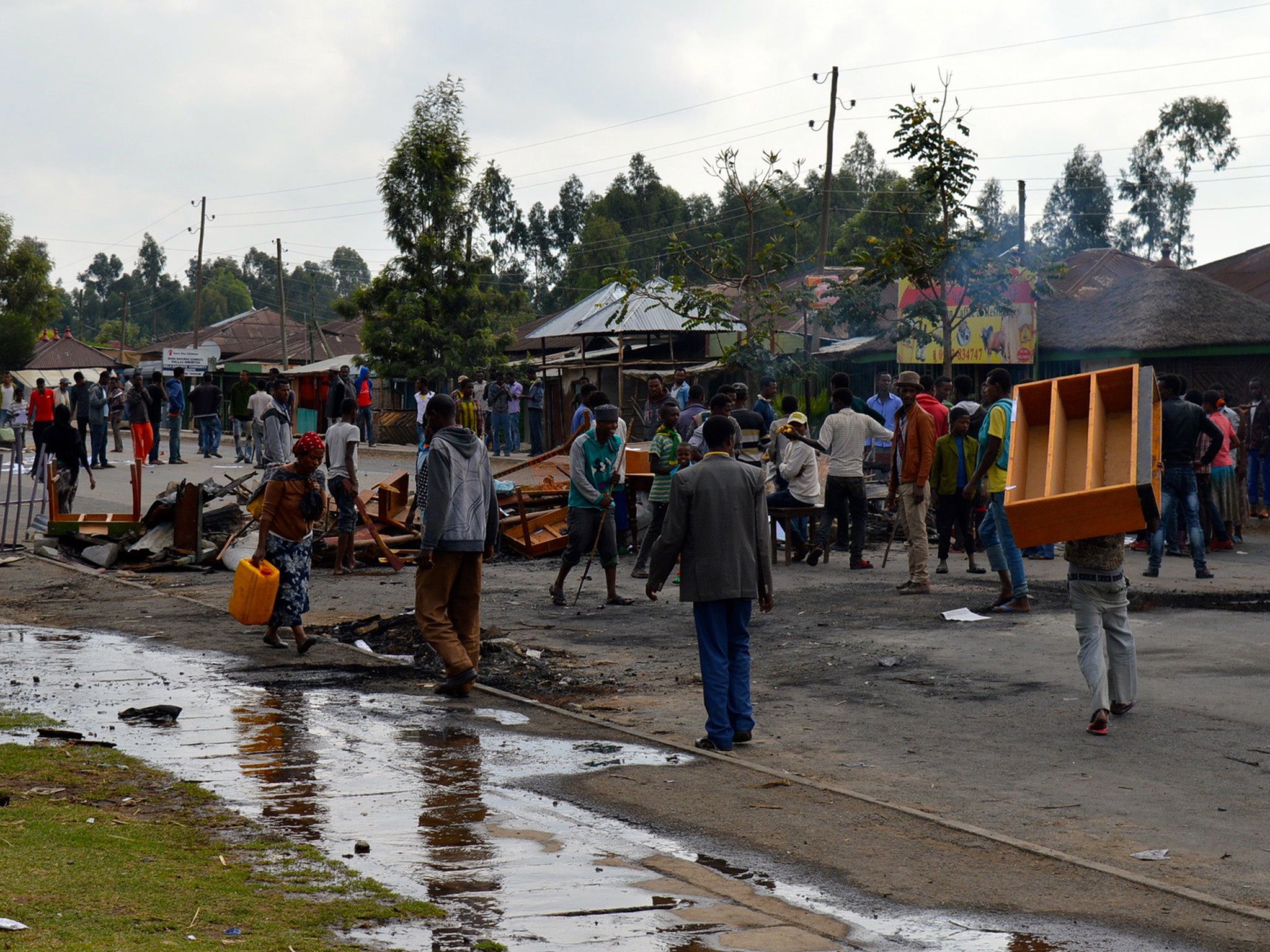 Oromo people blocking a road in Ethiopia while protesting against government violence