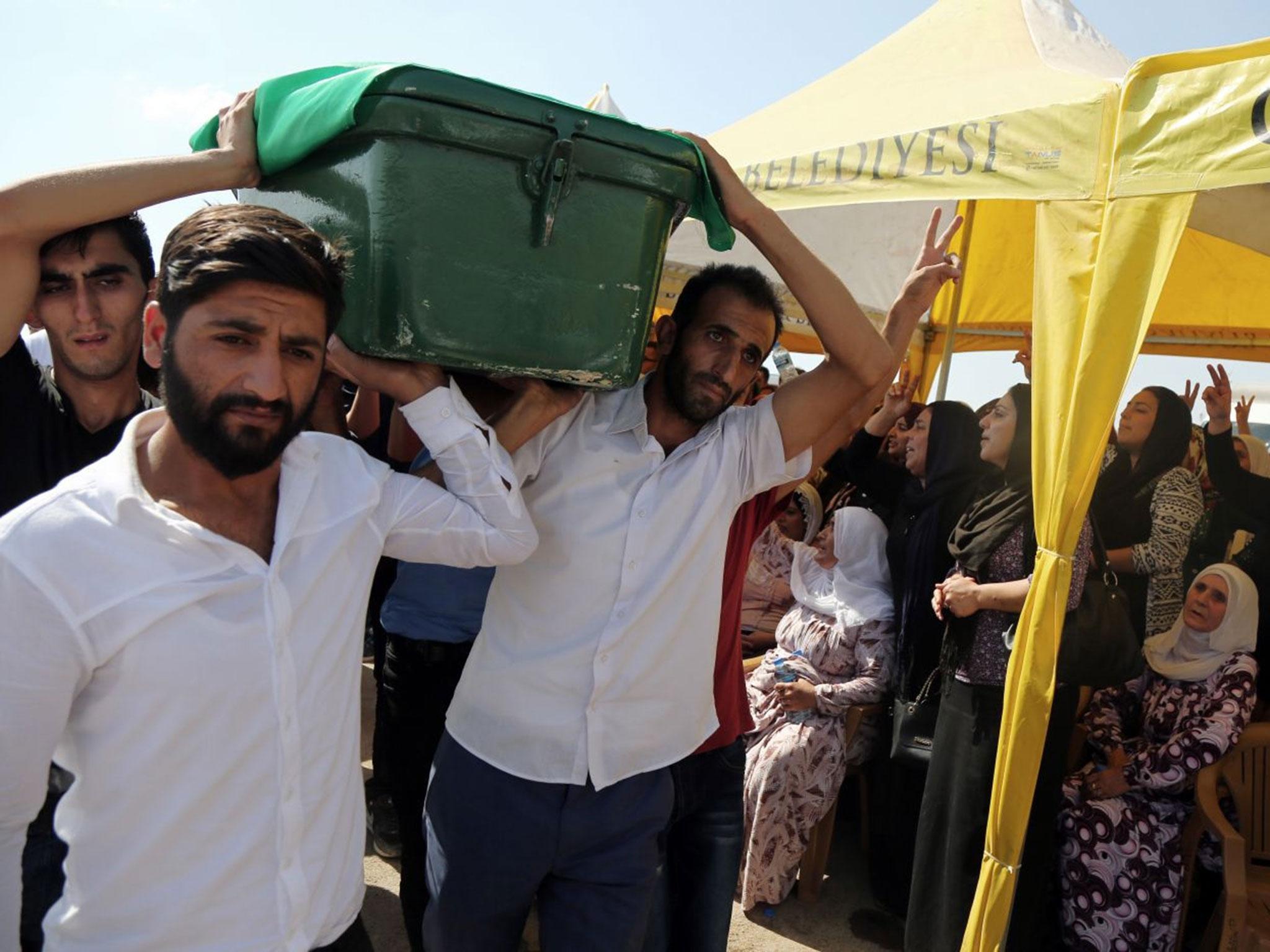 People carry a victim's coffin as they attend funeral services for dozens of people killed in last night's bomb attack targeting an outdoor wedding party in Gaziantep, southeastern Turkey, Sunday, 21 August, 2016