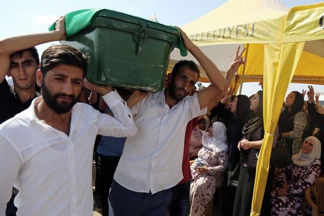 People carry a victim's coffin as they attend funeral services for dozens of people killed in last night's bomb attack targeting an outdoor wedding party in Gaziantep, southeastern Turkey, Sunday, 21 August, 2016