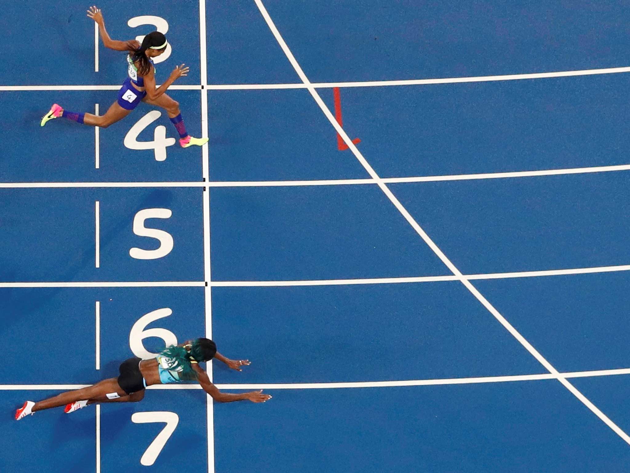 Shaunae Miller (BAH) throws herself across the finish line to win the gold ahead of Allyson Felix (USA).