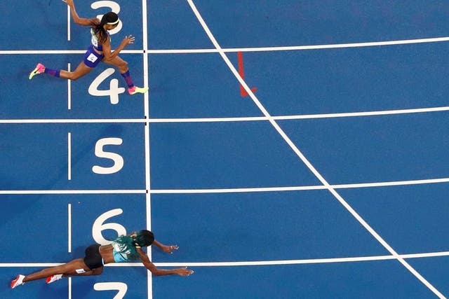 Shaunae Miller (BAH) throws herself across the finish line to win the gold ahead of Allyson Felix (USA).