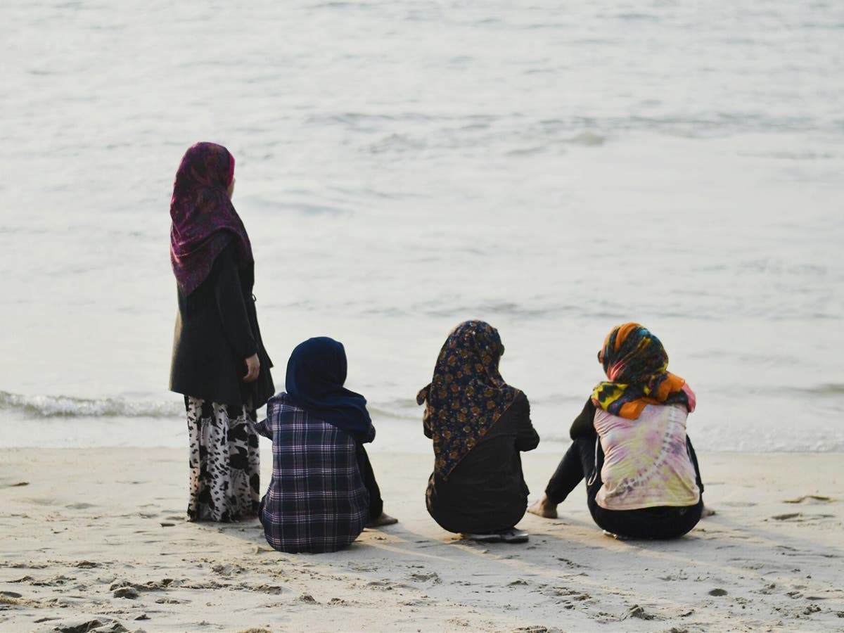 Muslim woman told to remove hijab by police on French beach before ...