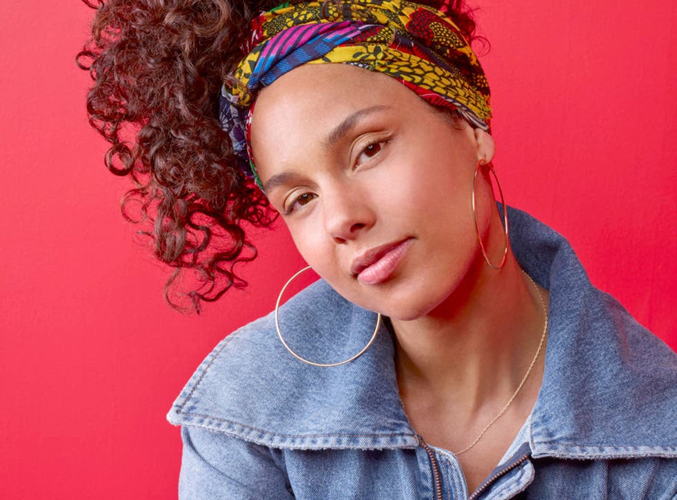 Despite having flawless skin and rocking a gorgeous red printed dress, it was Alicia Keys' bare face that got the publicity at the VMAs