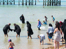 Burkini ban: UK Muslims enjoy Brighton Beach in full hijab as French women face arrest