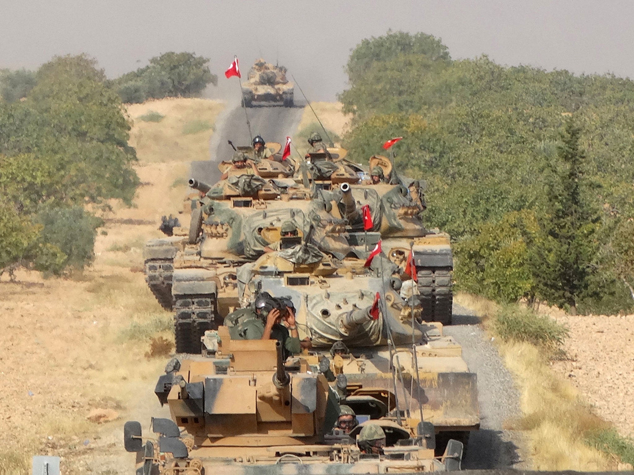 Turkish tanks make their way towards the Syrian border town of Jarablus, Syria, 24 August, 2016