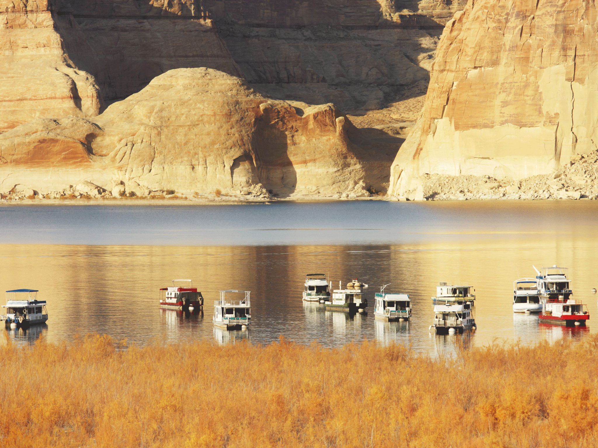 Houseboats anchored at Lake Powell, a reservoir on the border of Utah and Arizona. Neither the mother nor her child had a lifejacket.