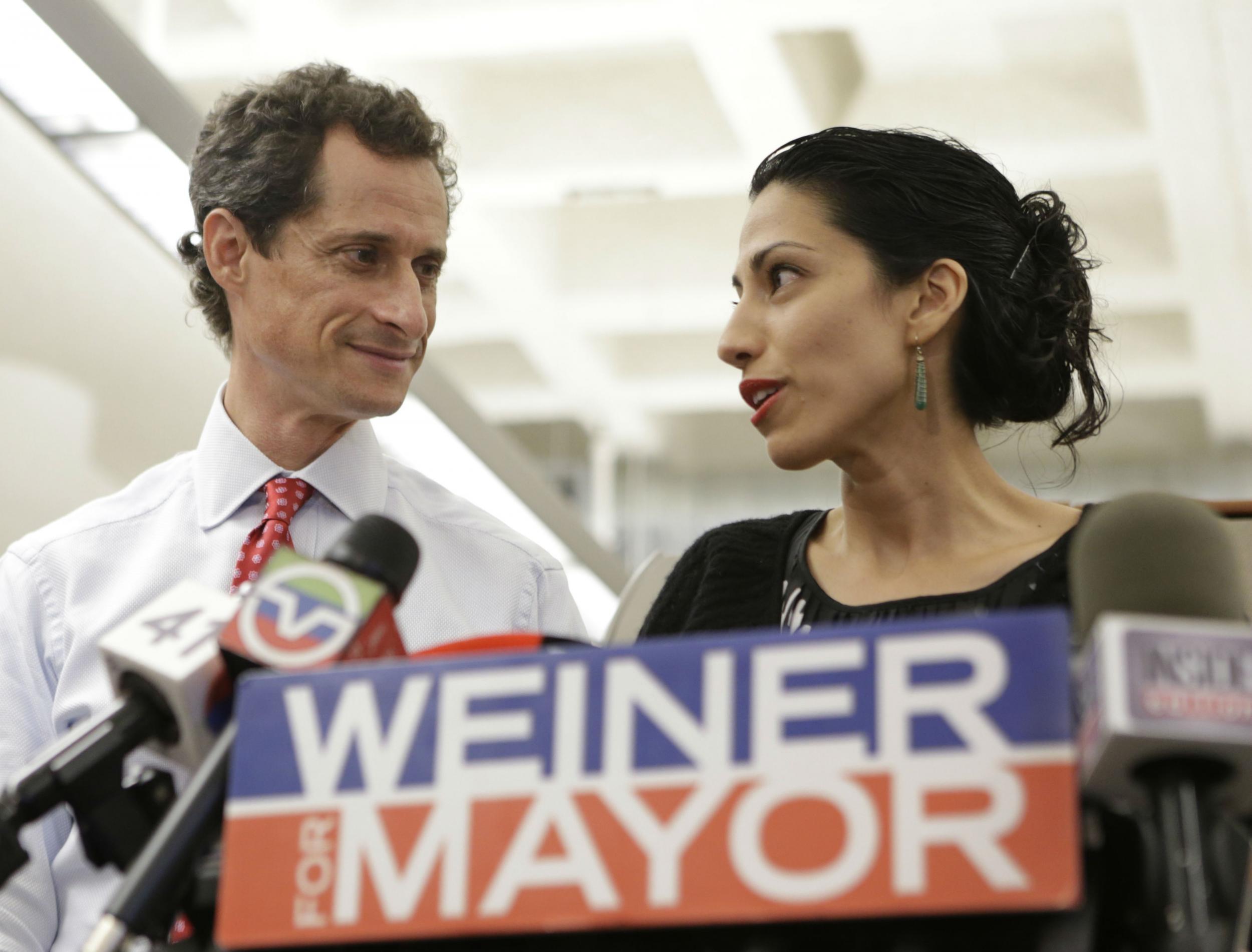 Huma Abedin and her husband Anthony Weiner at a press conference in 2013