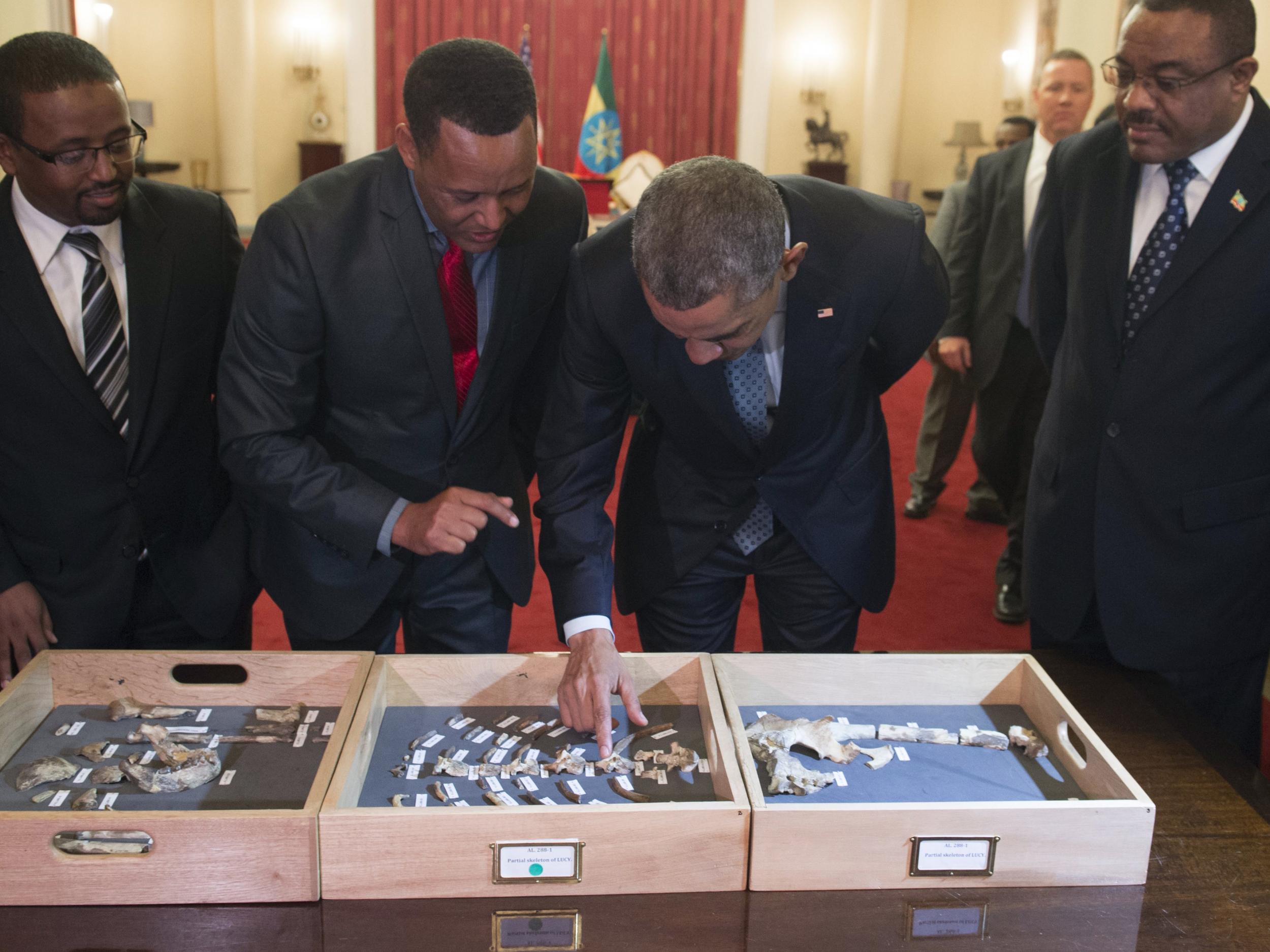 US President Barack Obama touches a bone fragment of 'Lucy'