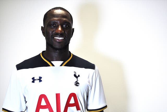 Sissoko poses in a Tottenham Hotspur shirt