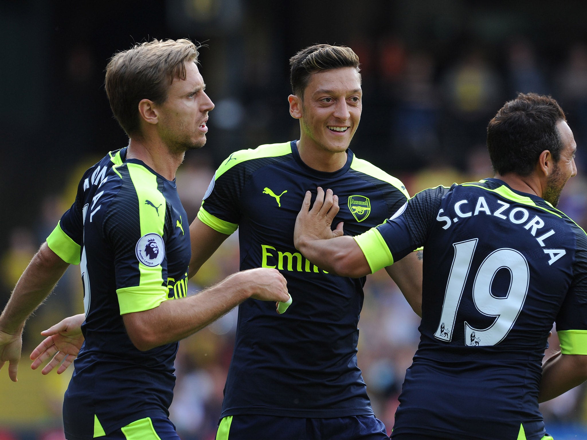 Arsenal want Mesut Ozil to sign a new contract with the club