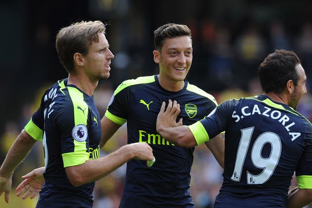 Arsenal want Mesut Ozil to sign a new contract with the club
