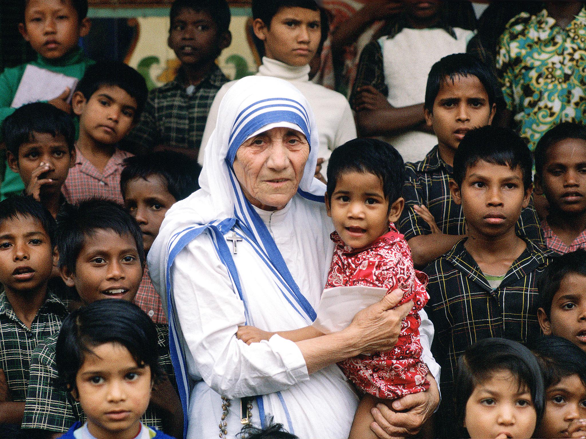 Mother Teresa accompanied by children at her mission in Calcutta, India 05/12/1980