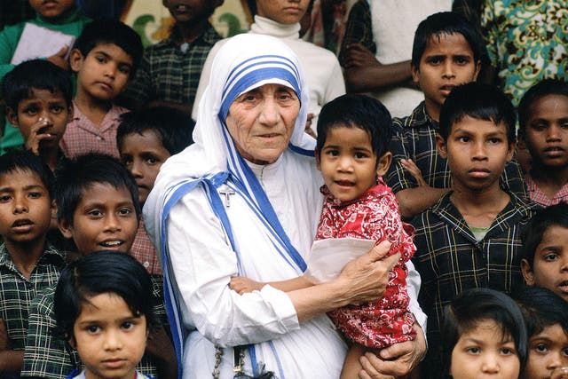 Mother Teresa accompanied by children at her mission in Calcutta, India 05/12/1980