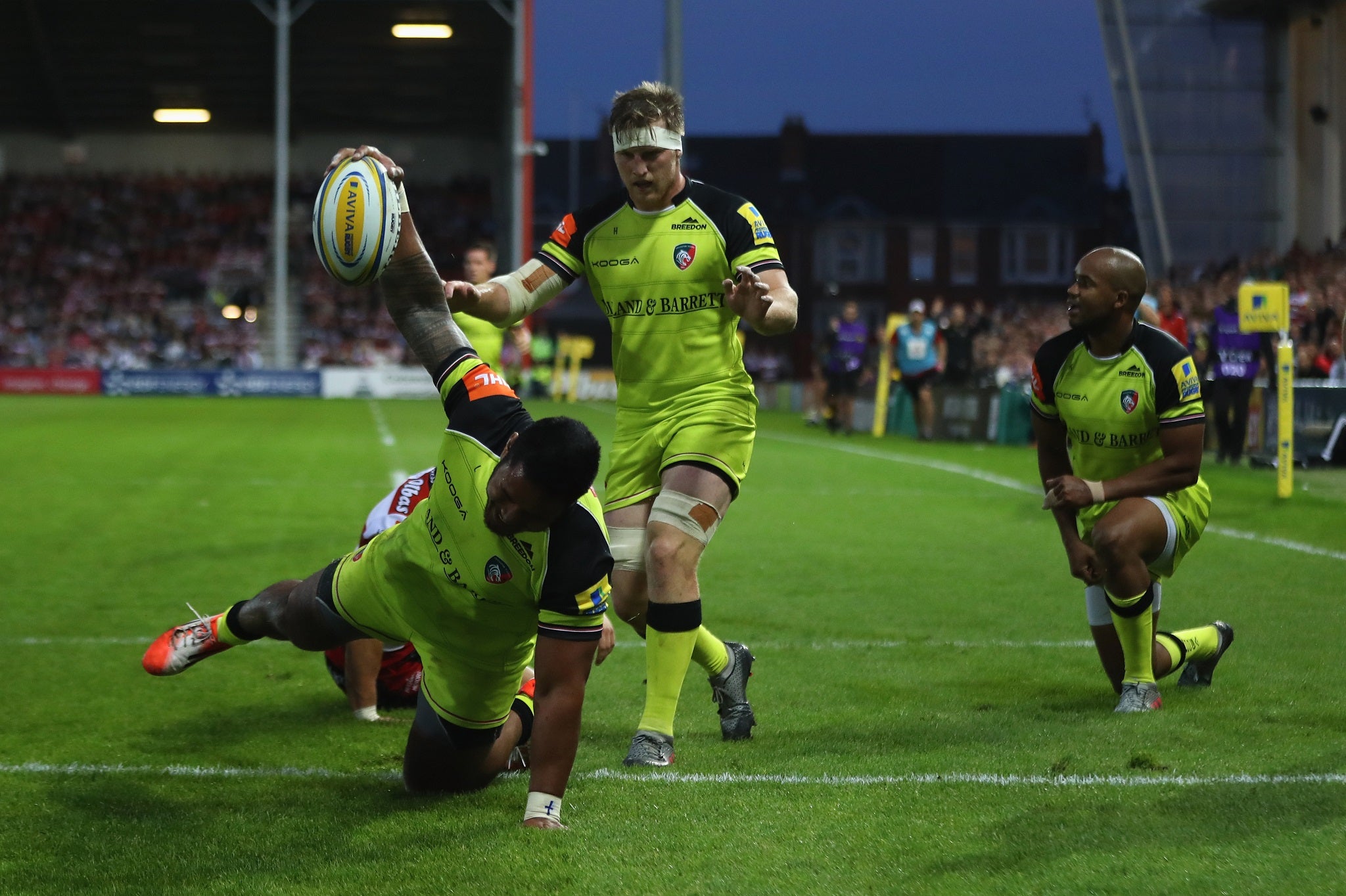 &#13;
Manu Tuilagi scored an immediate reply for Leicester as both sides scored early tries &#13;