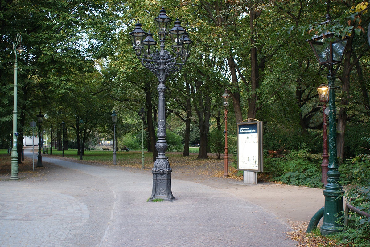 Historic gas lanterns line the outskirts of the Tiergarten