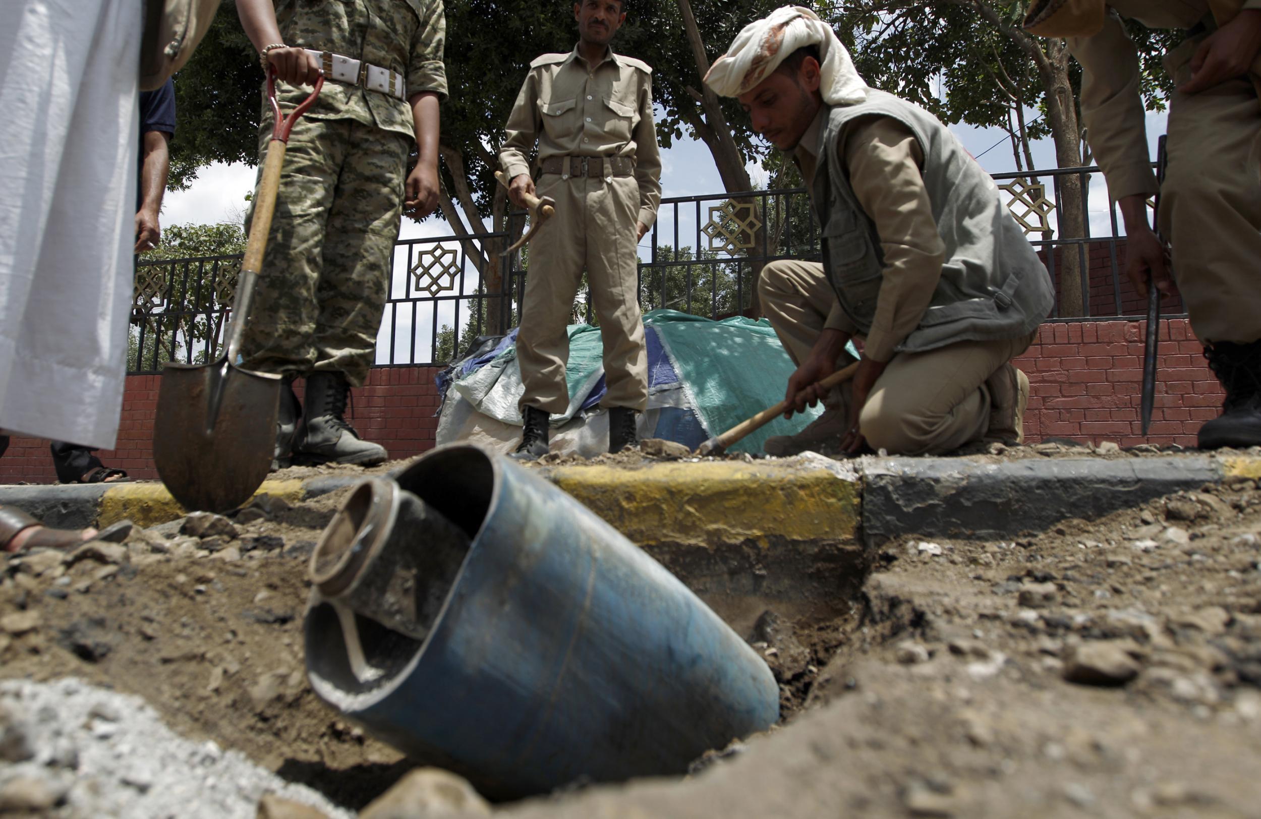 A Yemeni explosives expert tries to diffuse a bomb allegedly dropped by the Saudi-led coalition