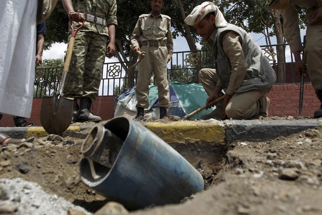 A Yemeni explosives expert tries to diffuse a bomb allegedly dropped by the Saudi-led coalition