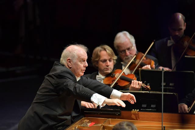 Daniel Barenboim performs Mozart’s Piano Concerto with the Staatskapelle Berlin – minimal gestures were enough to exert perfect control as the Allegro gracefully unfolded
