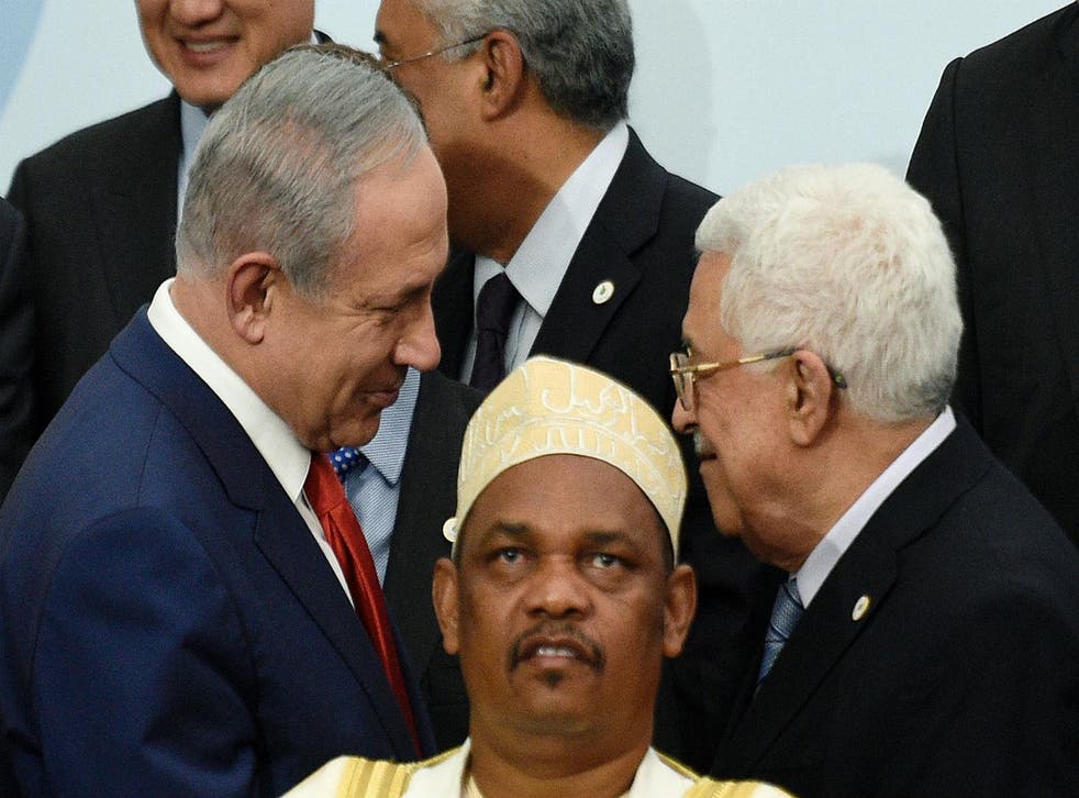 Netanyahu and Abbas shook hands at the COP21 climate change summit in Paris last year