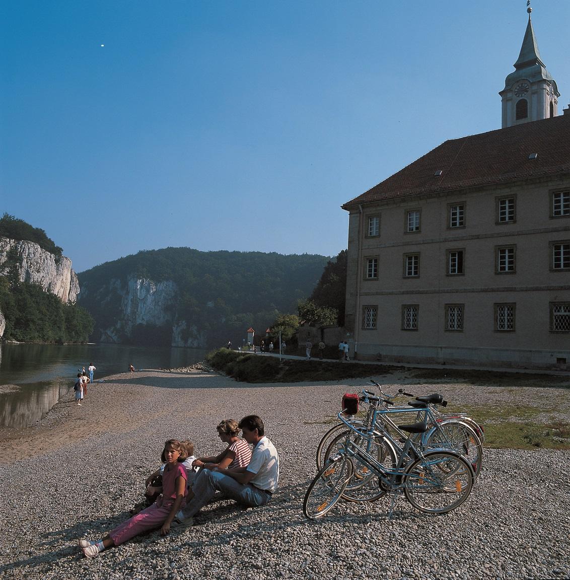 The setting of Weltenburg on the banks of the Danube is idyllic (bayern.by)